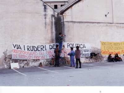 Fucine Meridionali, una delle facciate esterne con slogan